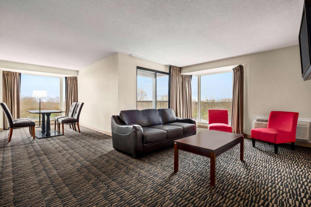 Ramada Plaza By Wyndham Niagara Falls Exterior photo